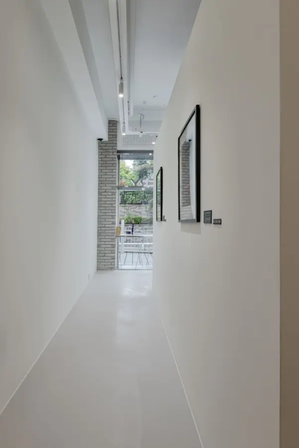 화이트 톤의 미니멀한 NFT 갤러리 인테리어